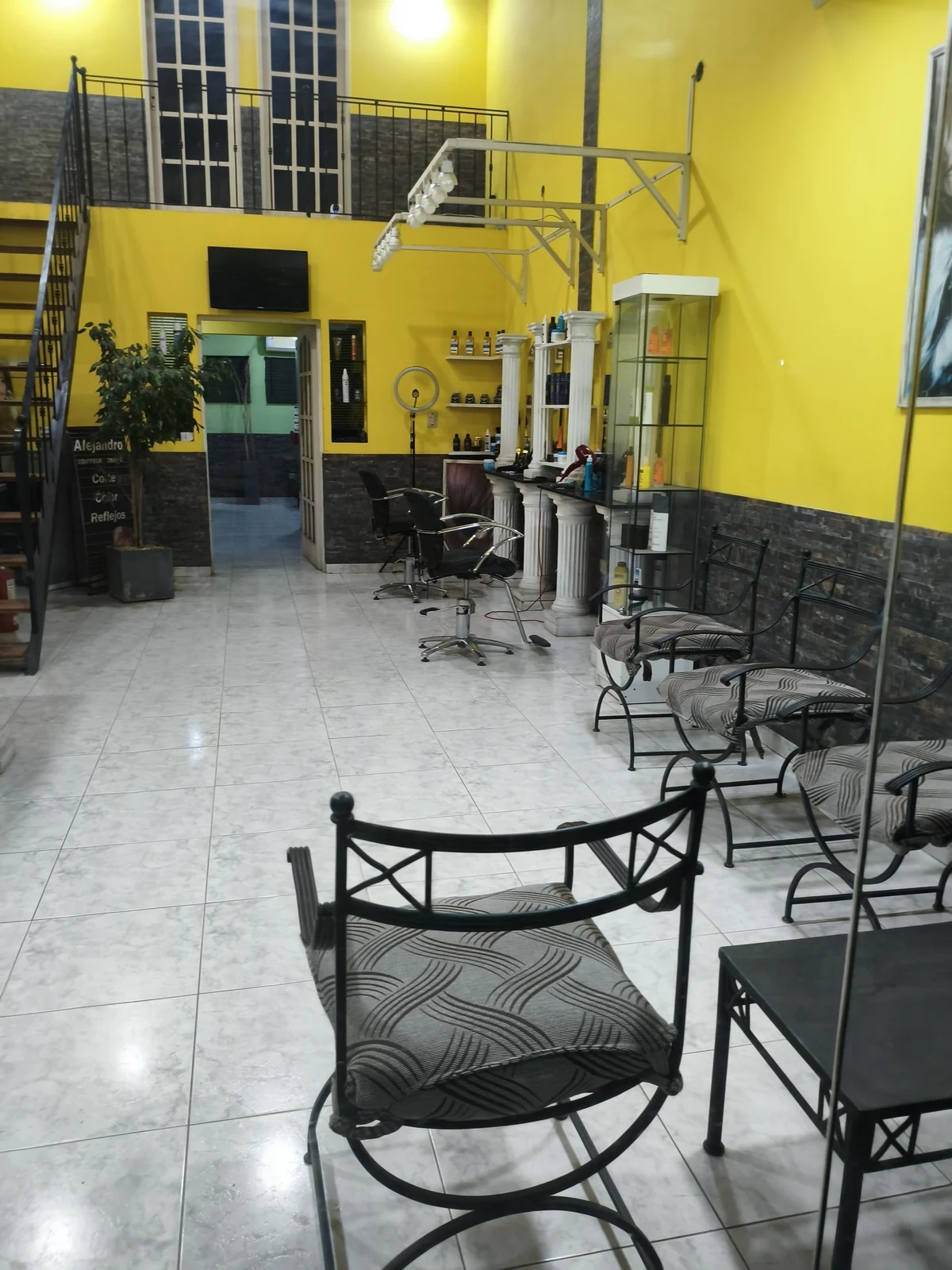 El salón visto desde la puerta: el sillón de espera adelante y los puestos al fondo