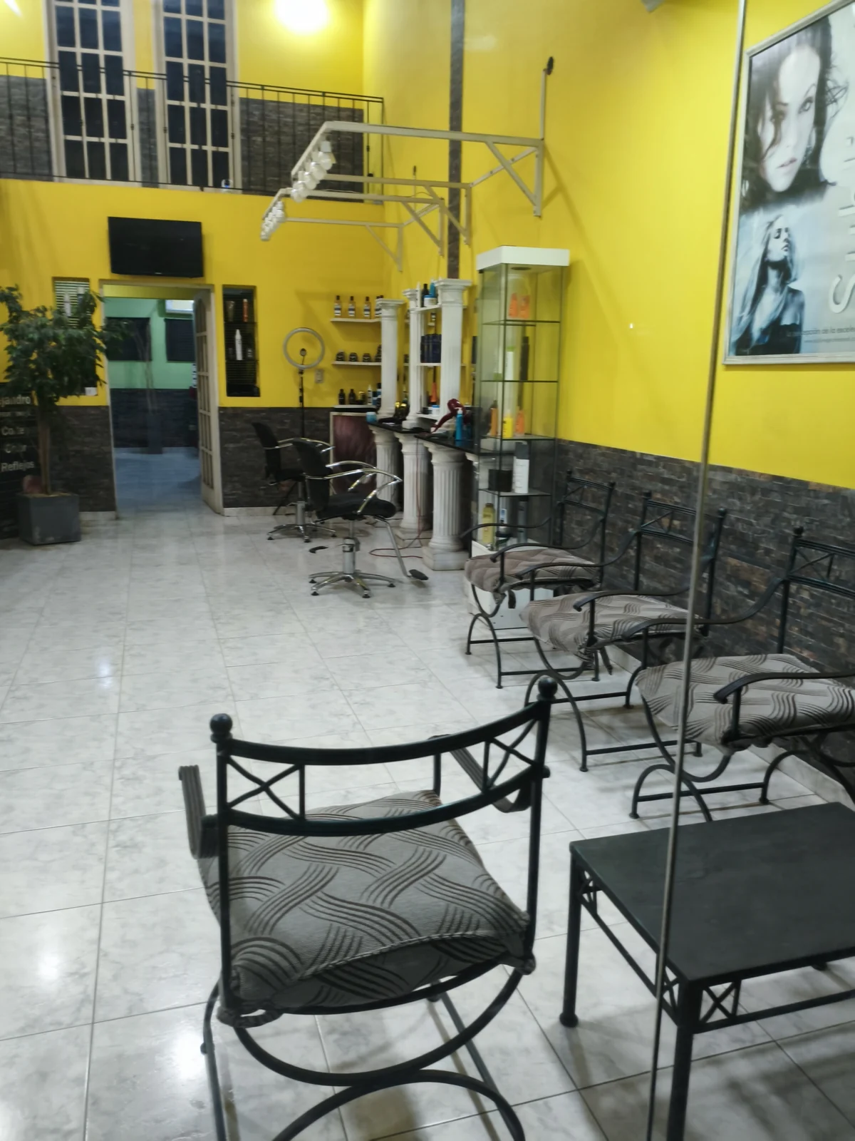 Los sillones de hierro de la sala de espera, frente a los espejos