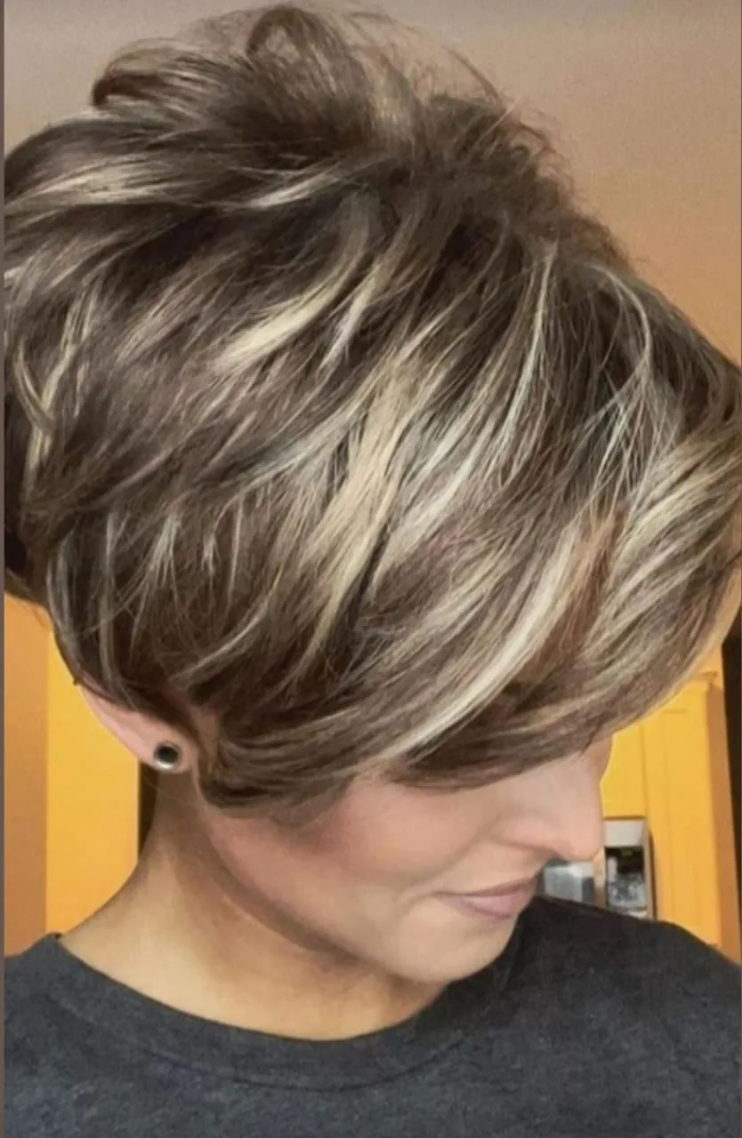Corte corto en capas con mechas claras, de perfil